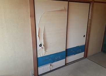 ふすまや障子が波打つ